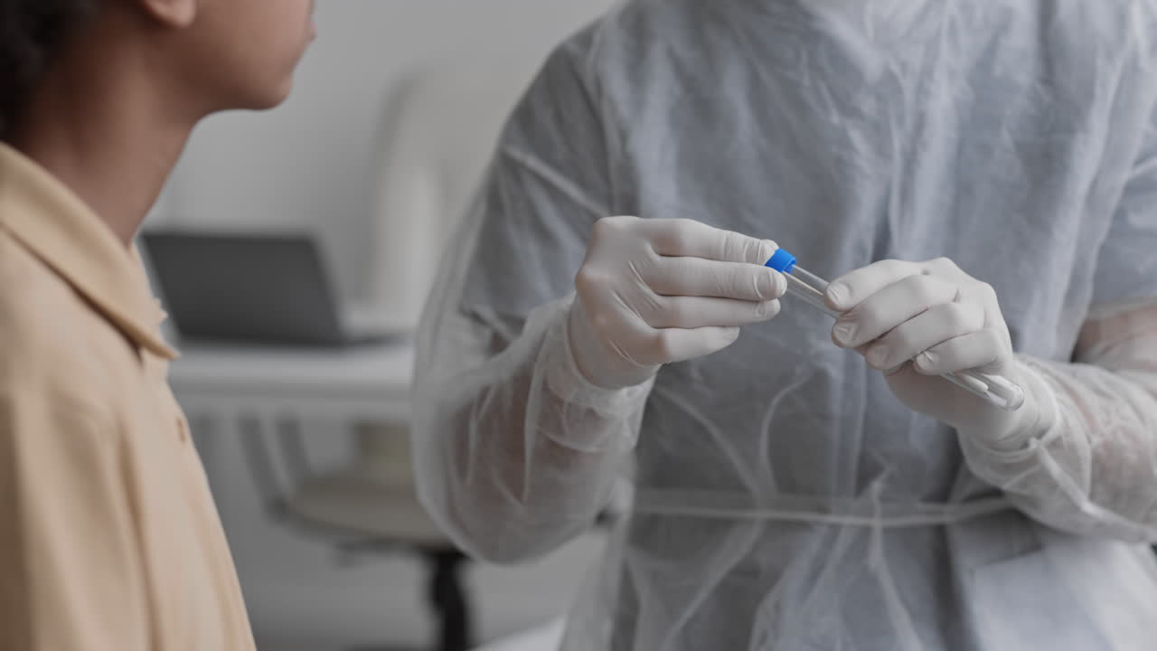 médico irreconocible tomando una muestra para el análisis