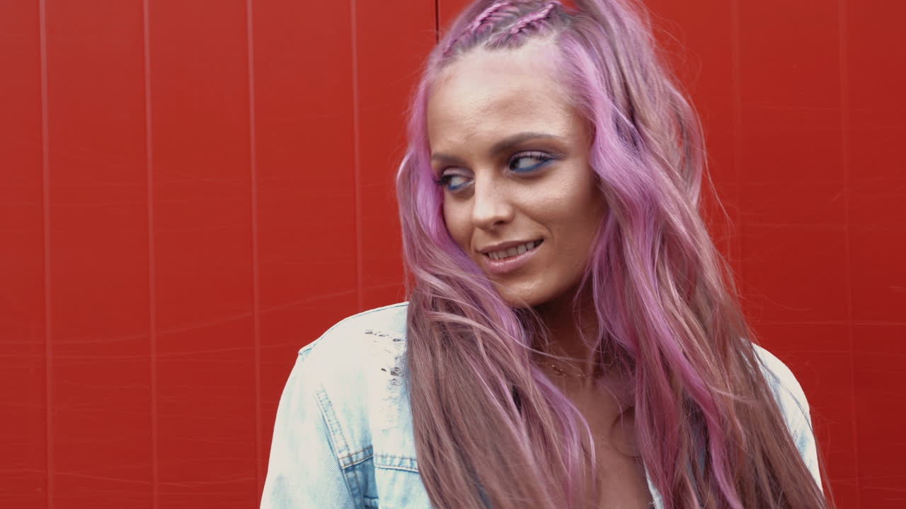 분홍색 머리카락을 가진 세련된 여성