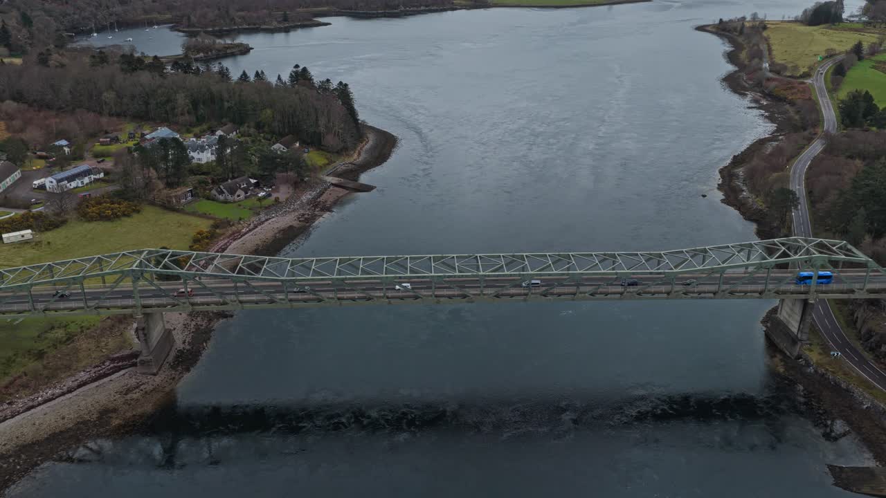 Vista aerea di auto che attraversano il ponte di Ballachulish in Scozia.