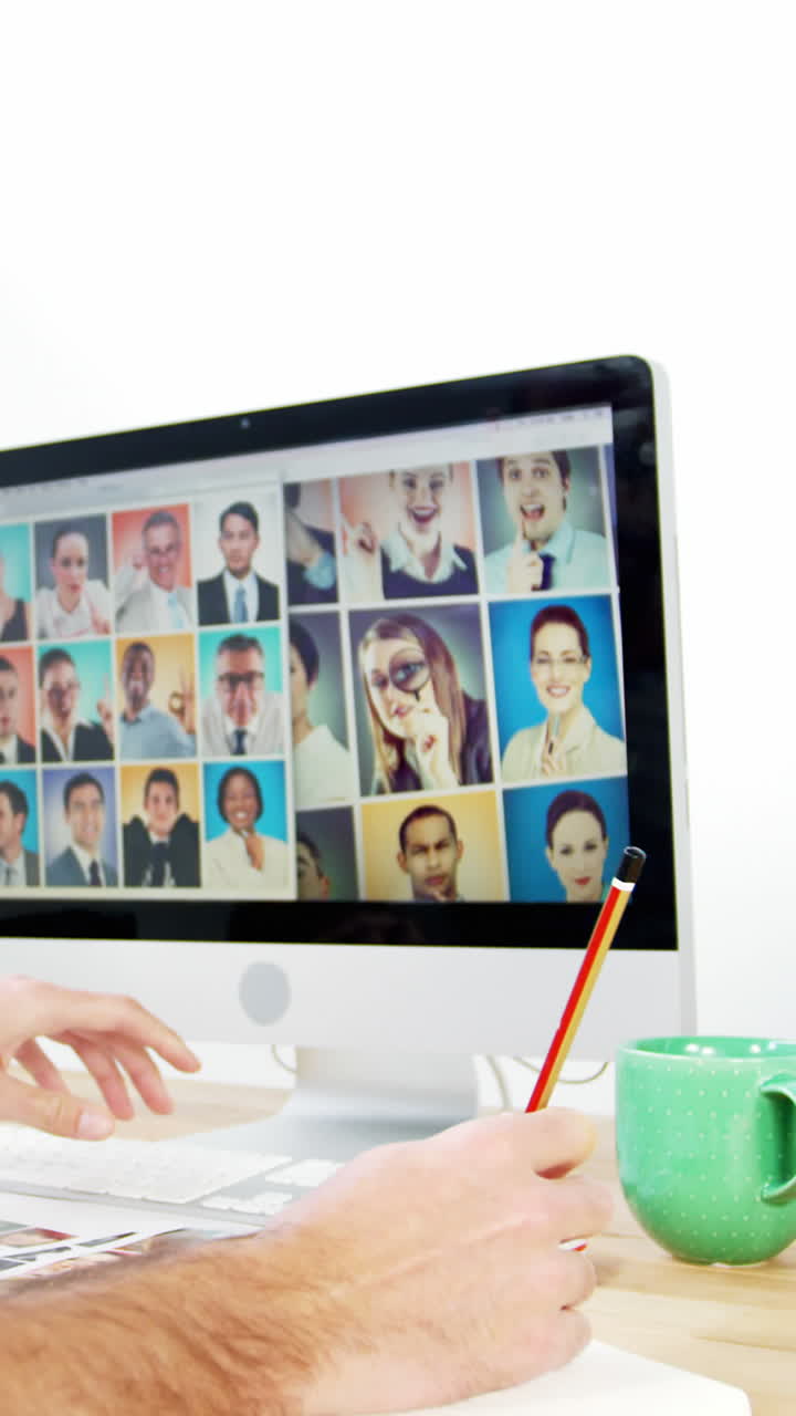 diseñador gráfico que trabaja en la computadora