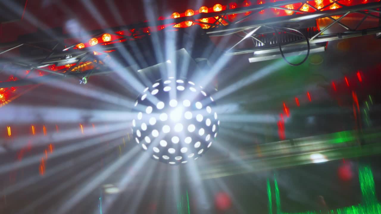 도시 공원의 명소, 밝은 거울 회전 공, 다채로운 박이는 빛, 명소의 장식, 빛의 광선, 조명 led 조명.