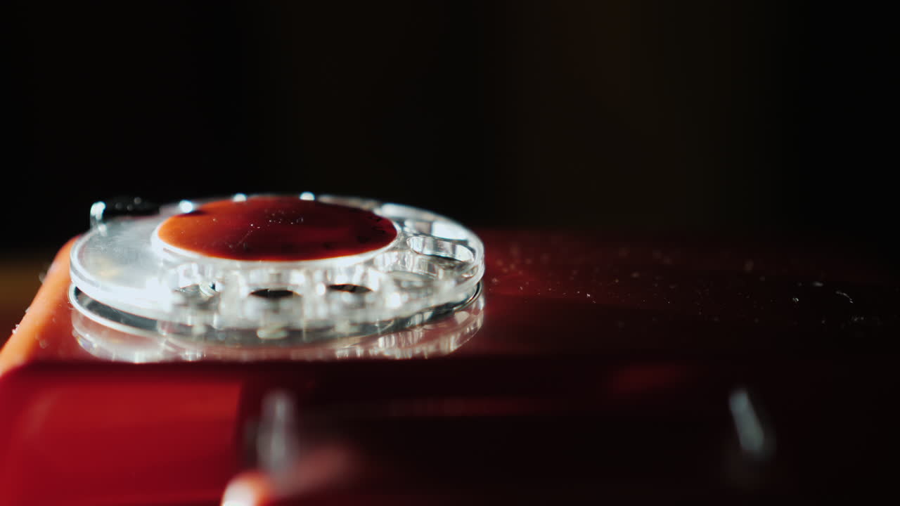 오래된 복고풍 전화 4k 비디오에서 여성 손으로 전화 걸기