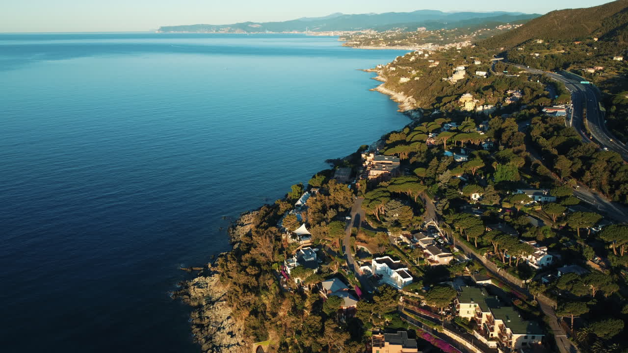 paisaje costero en italia con montañas y océano