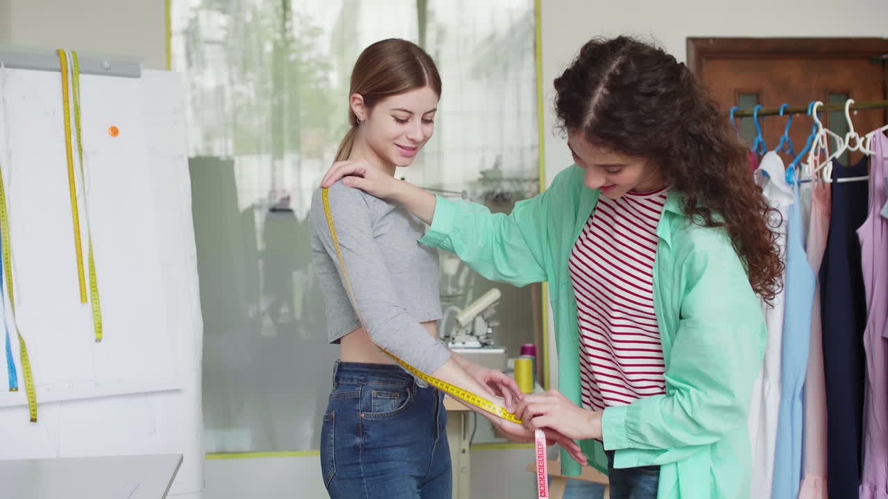 una modista tomando medidas.