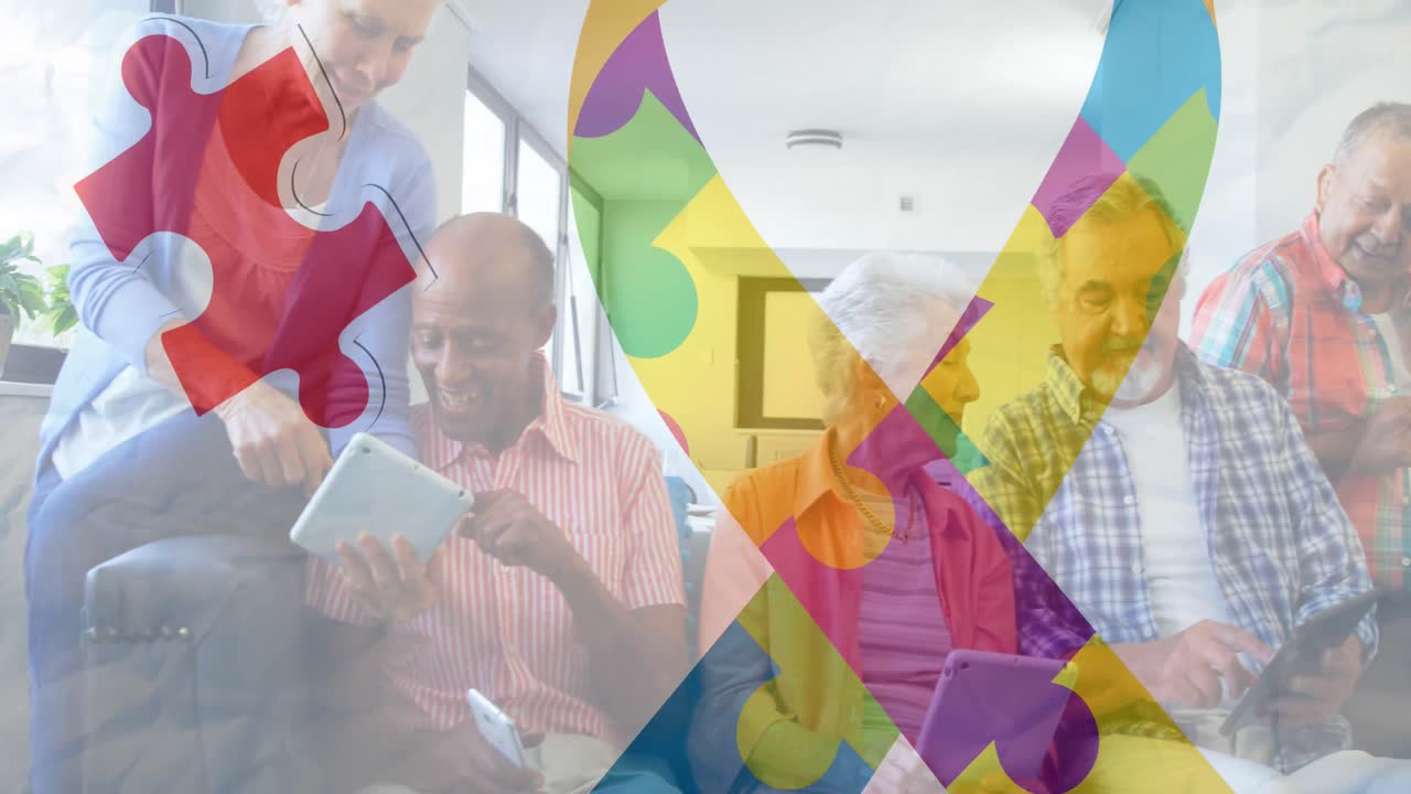 animación de coloridas piezas de rompecabezas cinta sobre amigos mayores que usan tabletas
