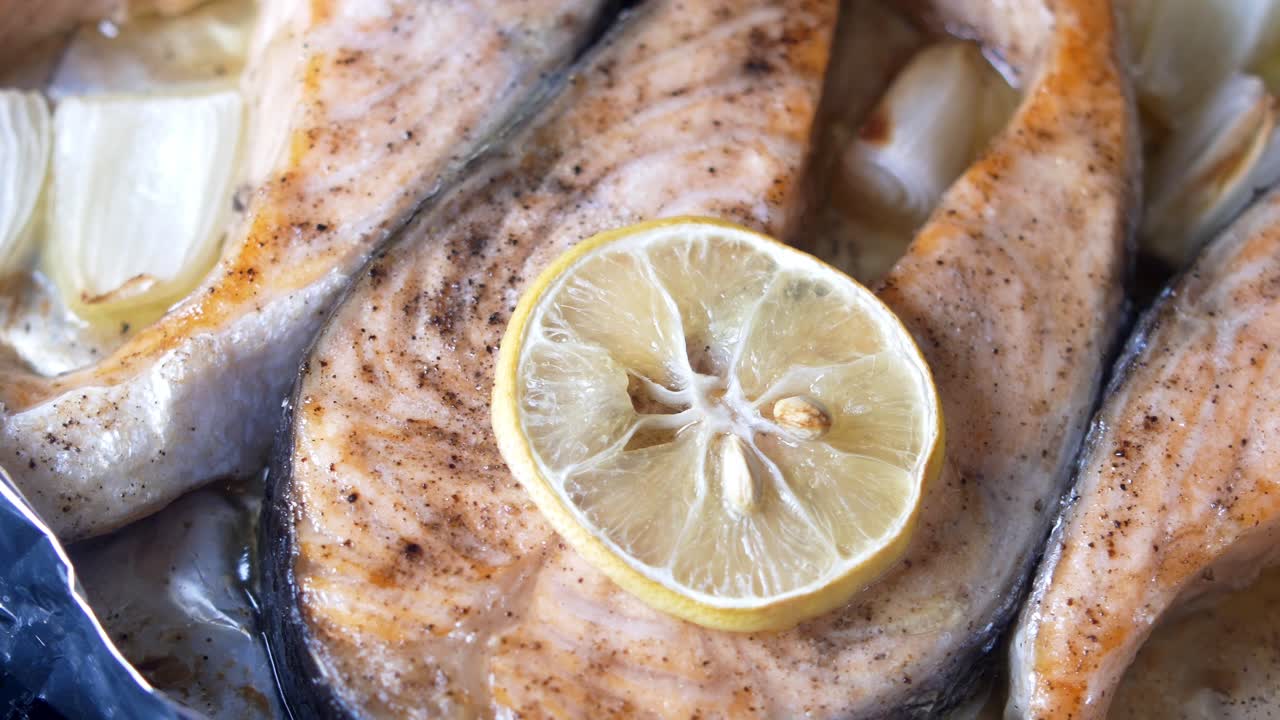 salmón al horno con limón y cebollas