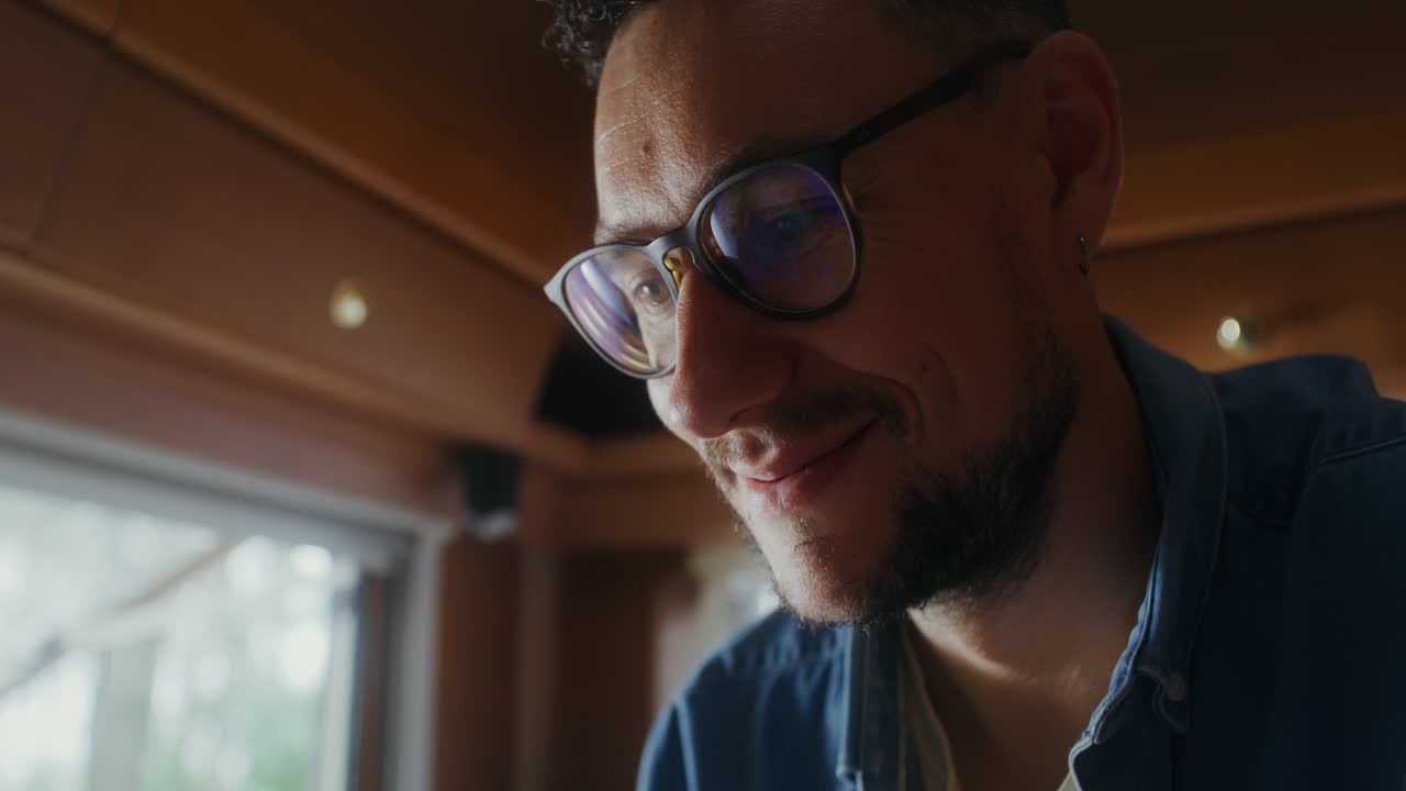 hombre usando teléfono móvil en una furgoneta