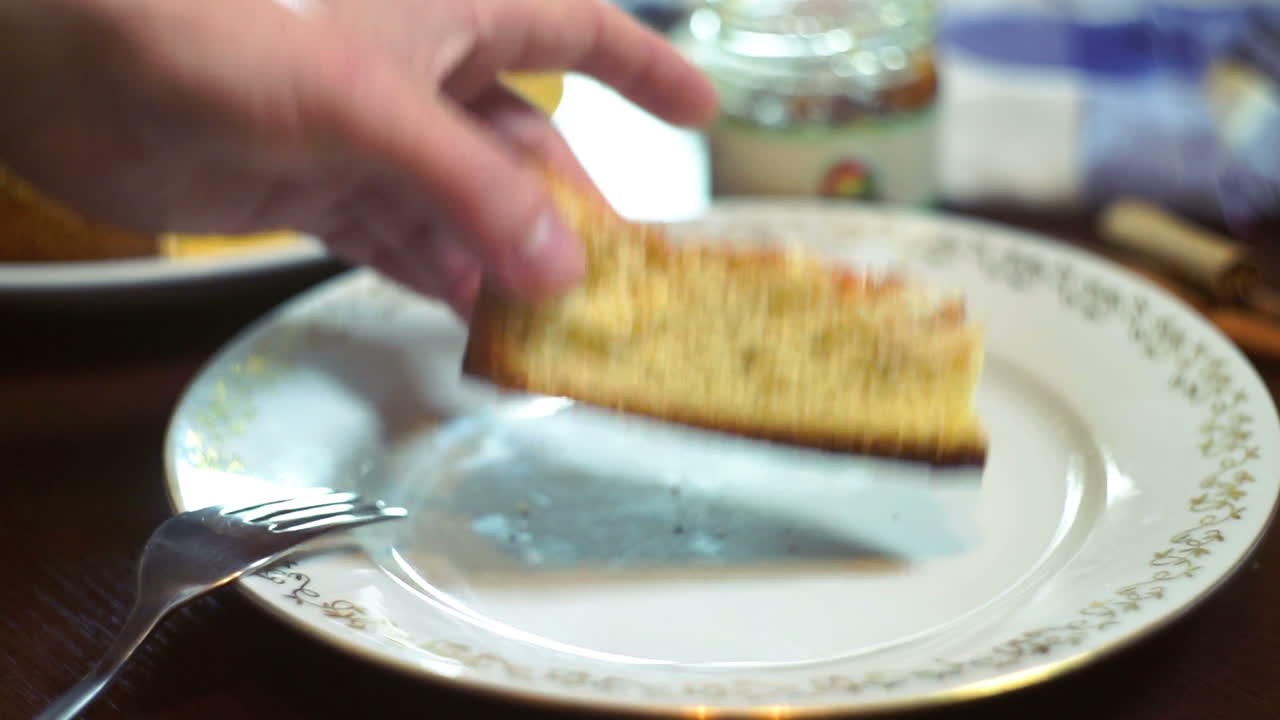 persona comiendo un pedazo de pastel. hombre hambriento saca una rebanada de pastel de manzana en la cafetería