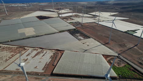 An-Einem-Sonnigen-Tag-über-Ein-Feld-Von-Windkraftanlagen-In-Einer-Wüstenlandschaft-Auf-Der-Insel-Gran-Canaria-Fliegen