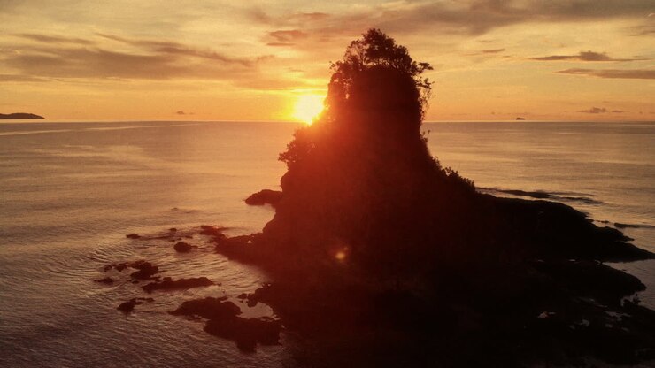 puesta de sol sobre el océano con costa rocosa
