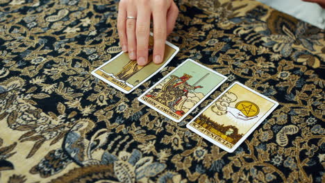 Eine-Frau-Hält-Eine-Tarot-Lesung-Mit-Dem-Einsiedler,-Der-Königin-Der-Schwerter-Und-Dem-Ass-Der-Pentacles