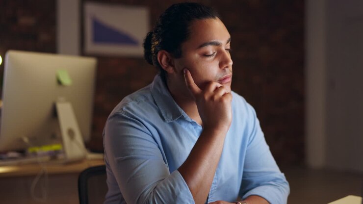 Notte, computer o uomo che legge le notizie in ufficio