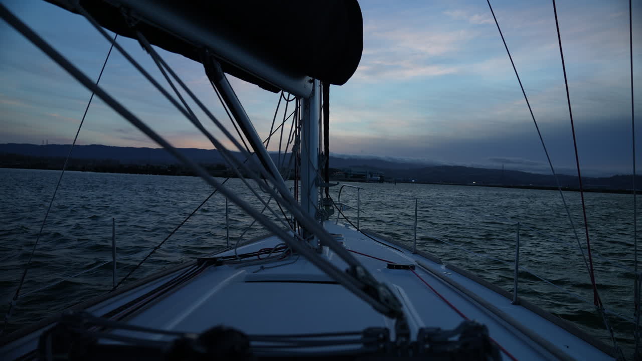 Blick von einem Segelboot in der Bucht von San Francisco nahe der Redwood City Marina bei Sonnenuntergang