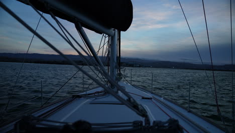 Vista-Desde-Un-Velero-En-La-Bahía-De-San-Francisco-Cerca-Del-Puerto-Deportivo-De-Redwood-City-Al-Atardecer