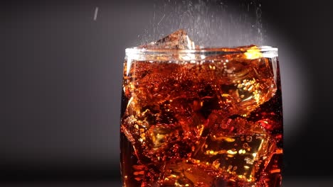 Glas-Cola.-Eiscola-Mit-Spritzenden-Blasen-In-Zeitlupe.