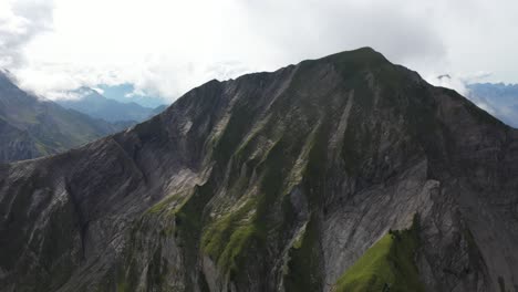 Disparo-De-Drones-Que-Muestra-El-Acantilado-Rocoso-De-La-Montaña-Morgenberghorn-En-Suiza