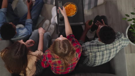 Blonde-Frau-Schaltet-Den-Fernseher-Ein-Und-Ist-Bereit,-Ein-Fußballspiel-Anzusehen