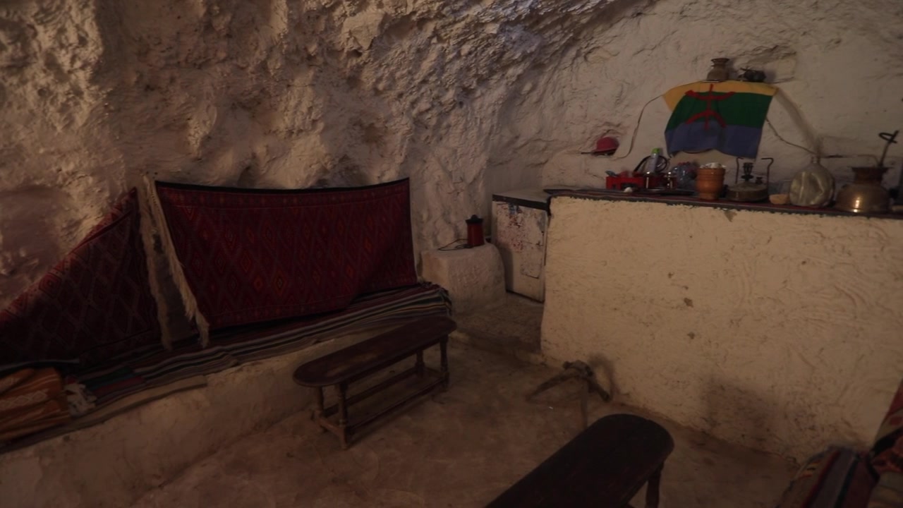Accogliente stanza rupestre a Ksar Road, Tunisia, con arredamento rustico e mobili semplici