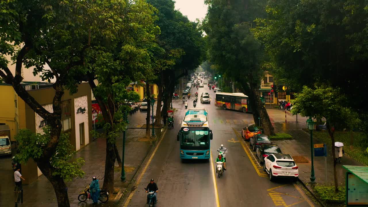 하노이, 베트남 - 2020년 4월: 구름이 쌓인 하노이 시내의 거리 교통의 공중 파노라마.