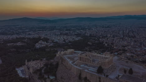 Atenas,-Grecia-Drone-Aéreo-Hiper-Lapso-Sobre-La-Acrópolis-Al-Atardecer,-Carro-De-Lapso-De-Tiempo-De-Movimiento-En