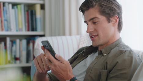 joven sordo teniendo una videochat sosteniendo un teléfono inteligente usando lenguaje de señas agitando disfrutando de la conexión hablando en teléfono móvil imágenes 4k