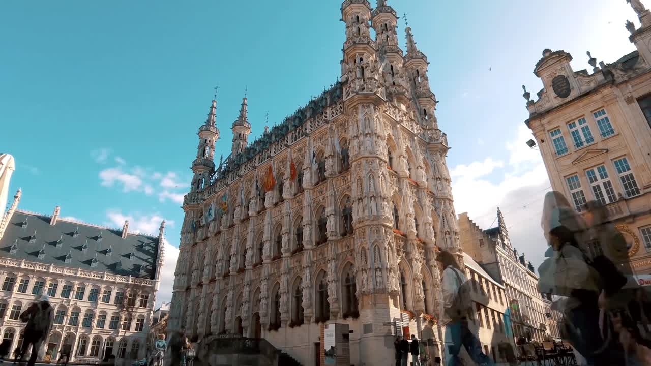고딕 양식의 타운 홀 그로테 마르크트, 루벤 벨기에 위의 저속 촬영 낮은 각도