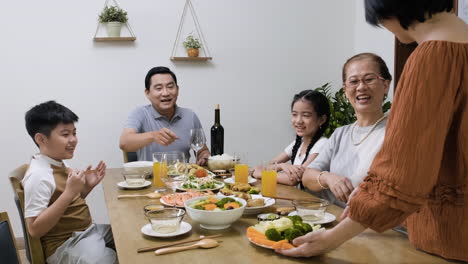 점심을 먹고 있는 아시아 가족.