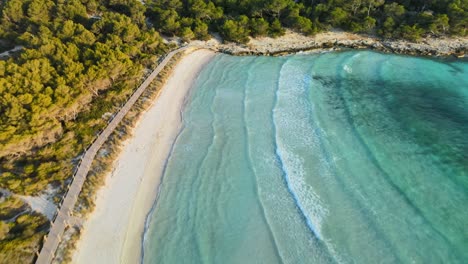 Sonnenuntergang-Mit-Sanftem-Goldenem-Glanz-Am-Weißen-Sandstrand-Ohne-Menschen-Auf-Menorca,-Spanien