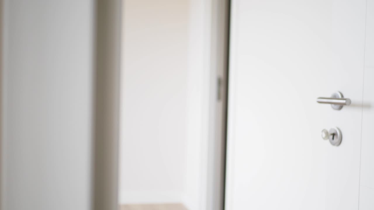 Persona che apre una porta bianca