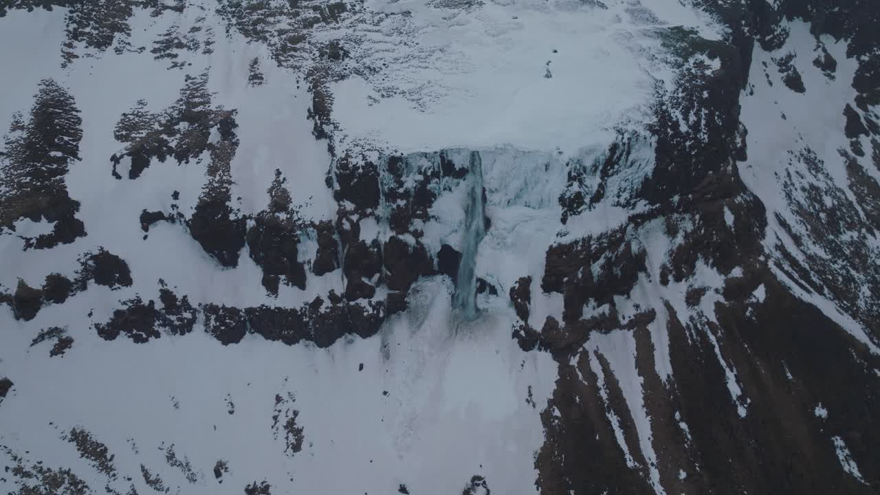 montañas nevadas de islandia con cascada que cae del acantilado - antena