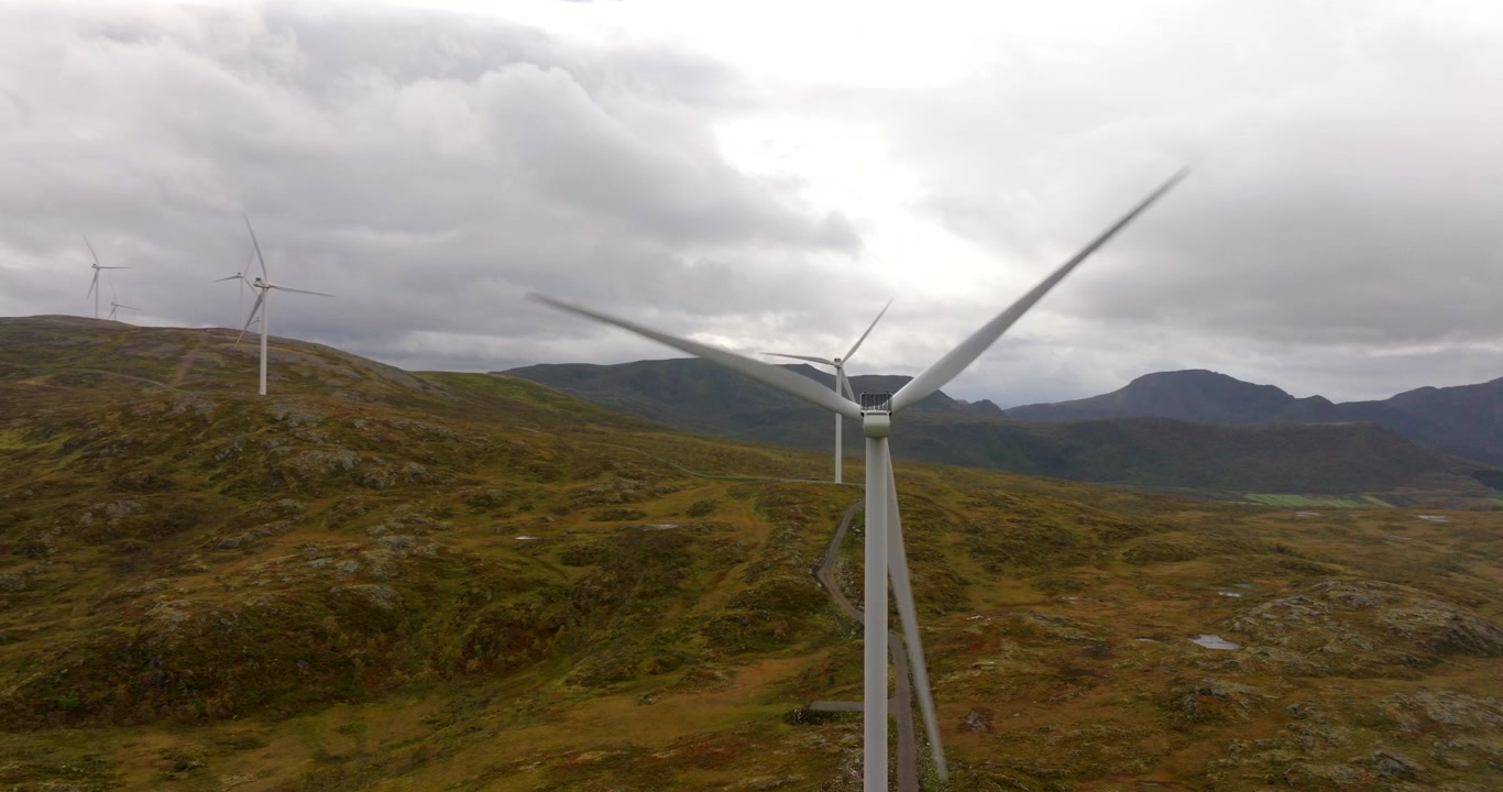 Vindturbiner som roterer ved en vindpark i Sortland kommune, arktisk landskap i Nordland. Dronebilde.