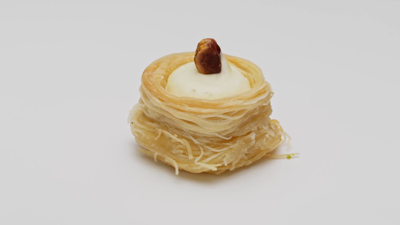 pastel de baklava turco aislado sobre un fondo blanco