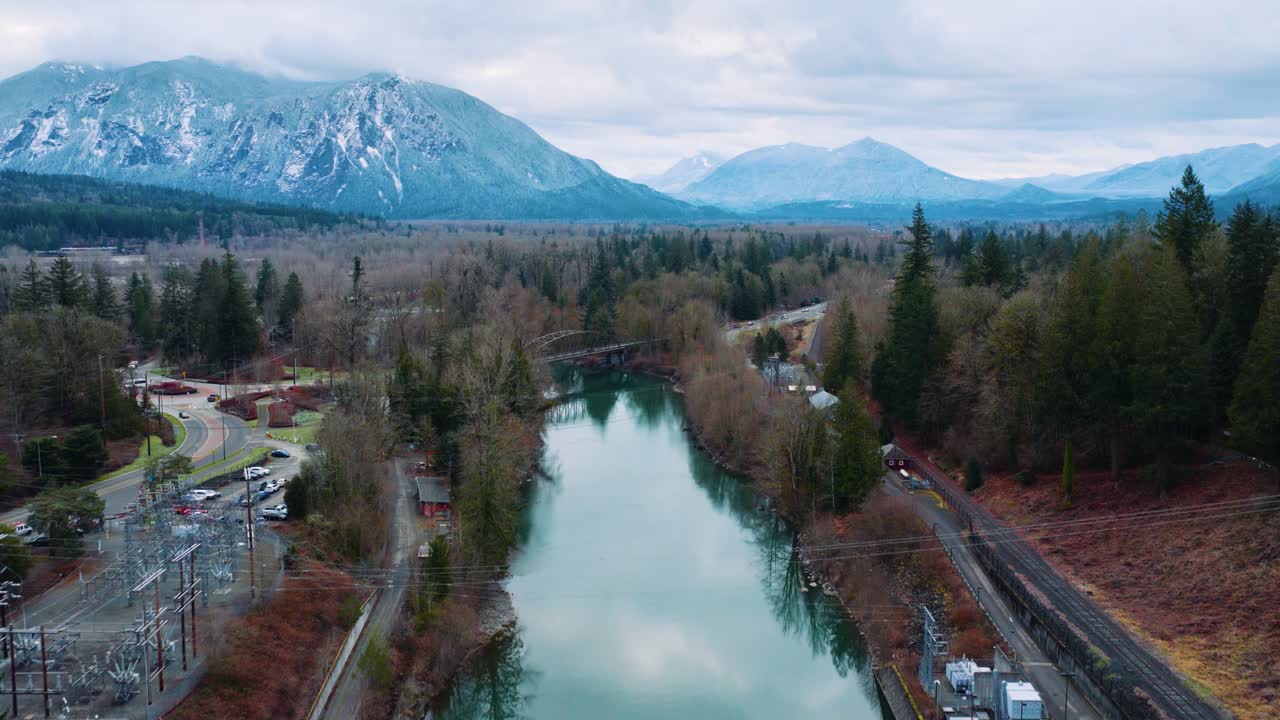 Ampie riprese aeree con drone del Monte Si con terreno innevato, foreste e valle fluviale. Ottimo per contenuti stock, turismo o natura.