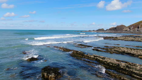 filmagem de drone da costa costeira em devon, inglaterra