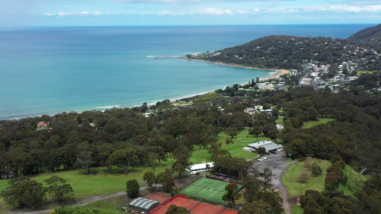 antena sobre la ciudad costera de lorne a lo largo de great ocean road australia