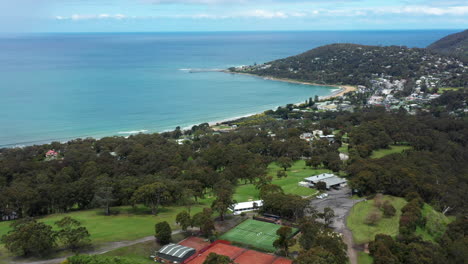 Antena-Sobre-La-Ciudad-Costera-De-Lorne-A-Lo-Largo-De-Great-Ocean-Road-Australia