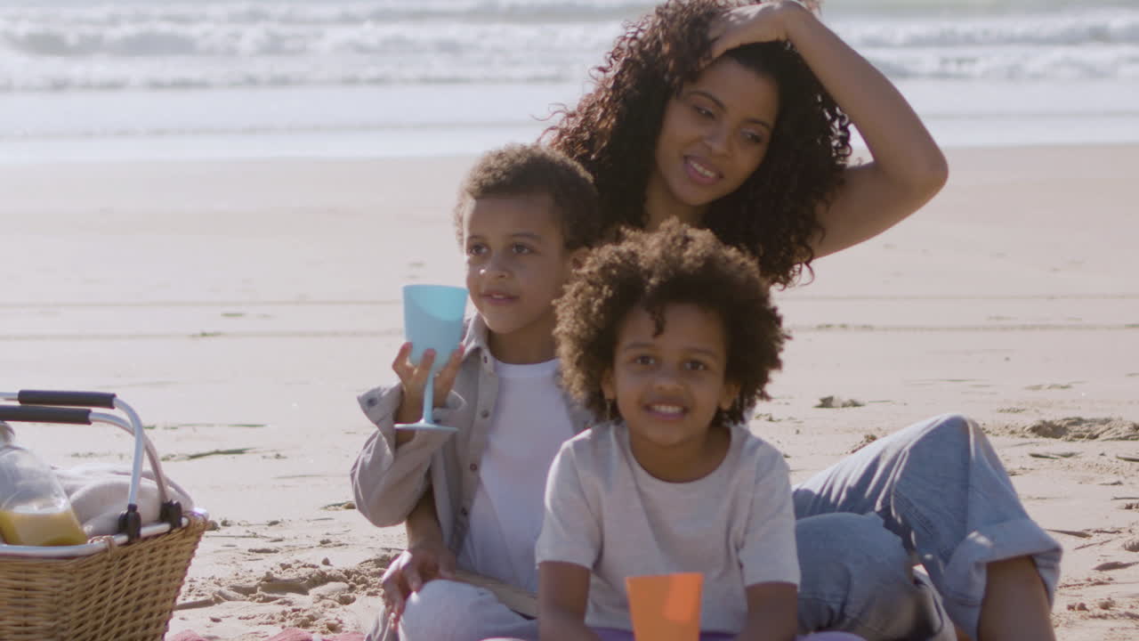 거리에서 만난 두 친구, 남자와 여자, 사회적 거리를 두고 이야기하고 웃고