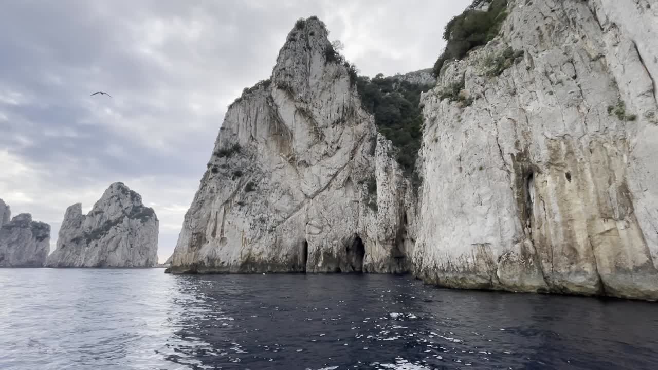 movimiento de revelación de las caras de los acantilados de la costa de capri, italia