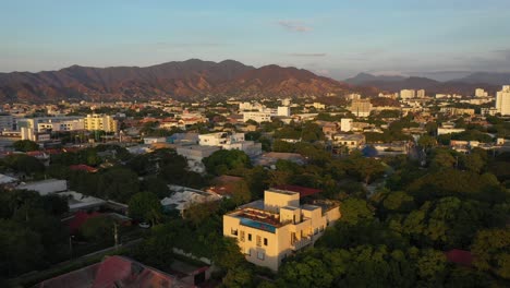 Vista-Aérea-De-La-Ciudad-En-América-Latina-Al-Atardecer