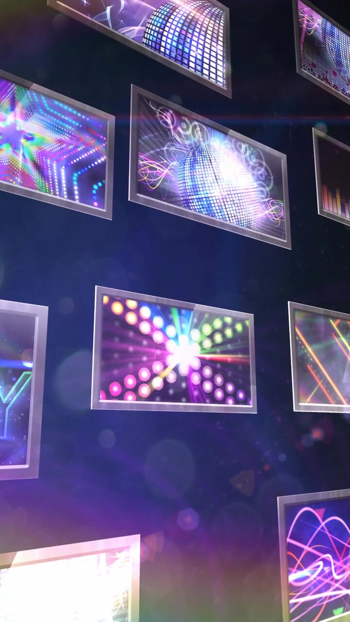 Composizione di schermi con testi colorati ed effetti luce da discoteca su sfondo nero.