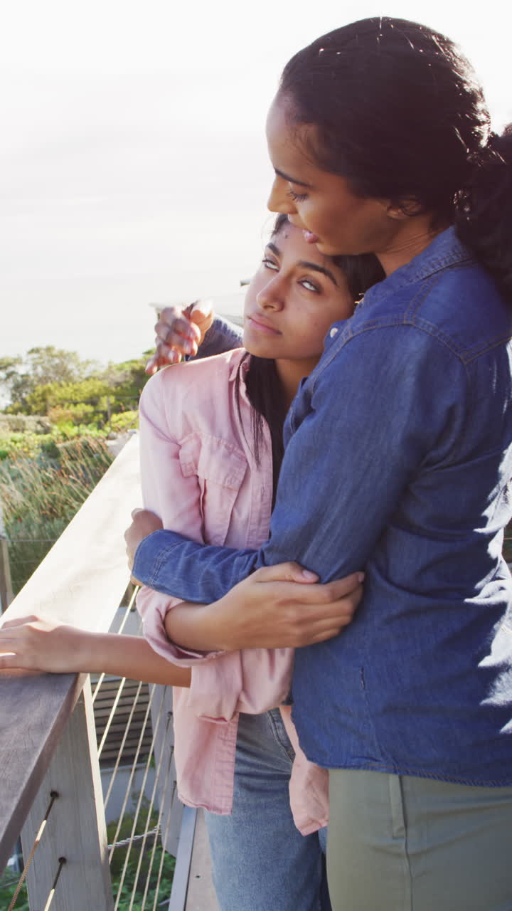 video vertical de amigas felices y diversas abrazándose