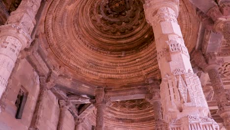 antigua mezquita llamada adhai din ka jhonpra sala de oración arquitectura vintage desde un ángulo único el video se toma en adhai din ka jhonpra en ajmer rajasthan india el 19 de agosto de 2023