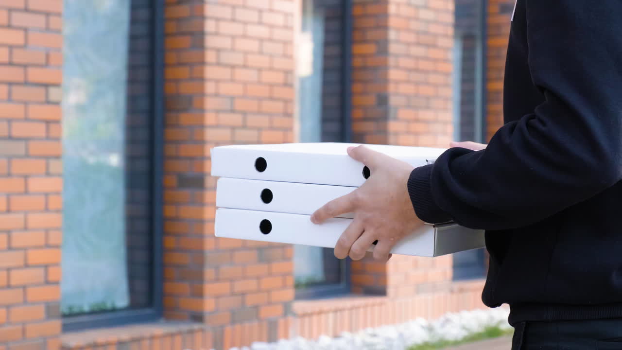 クライアントに商品を配達する配達員