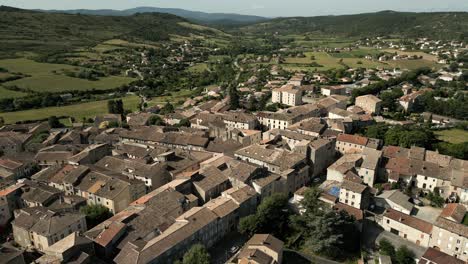 ardeche paisaje francés valle montañas pueblo ciudad villeneuve de berg vista aérea verano