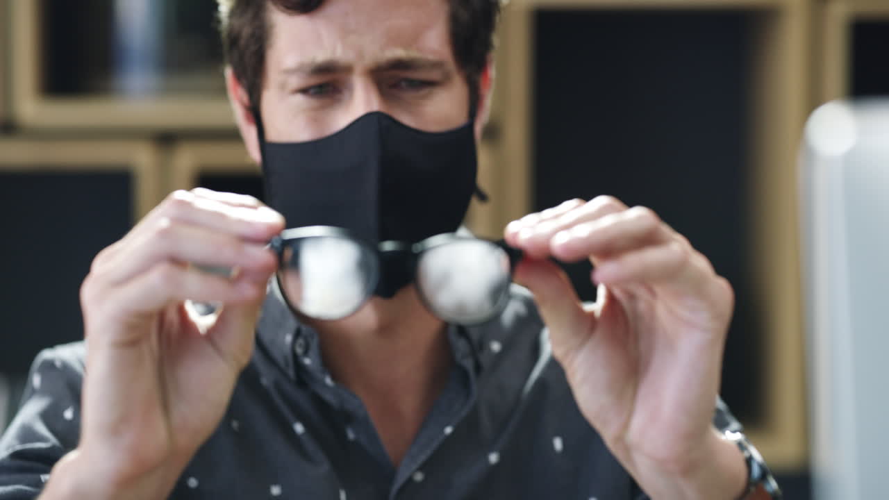 남자, 코비드 얼굴 마스크와 컴퓨터에 안경