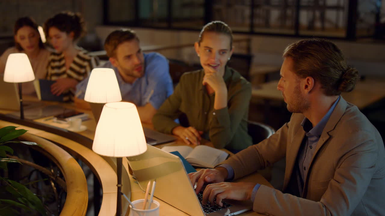 사무실에서 프로젝트를 논의하는 사업가들