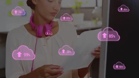 animación de una mujer caucásica con auriculares rosados sobre nubes rosadas con números crecientes