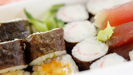 de una bandeja de sushi variada