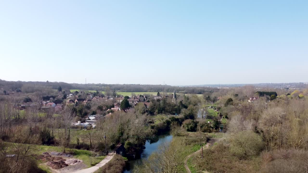 El dron asciende verticalmente sobre el río Great Stour.