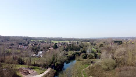 Die-Drohne-Fliegt-Direkt-über-Den-Fluss-Great-Stour